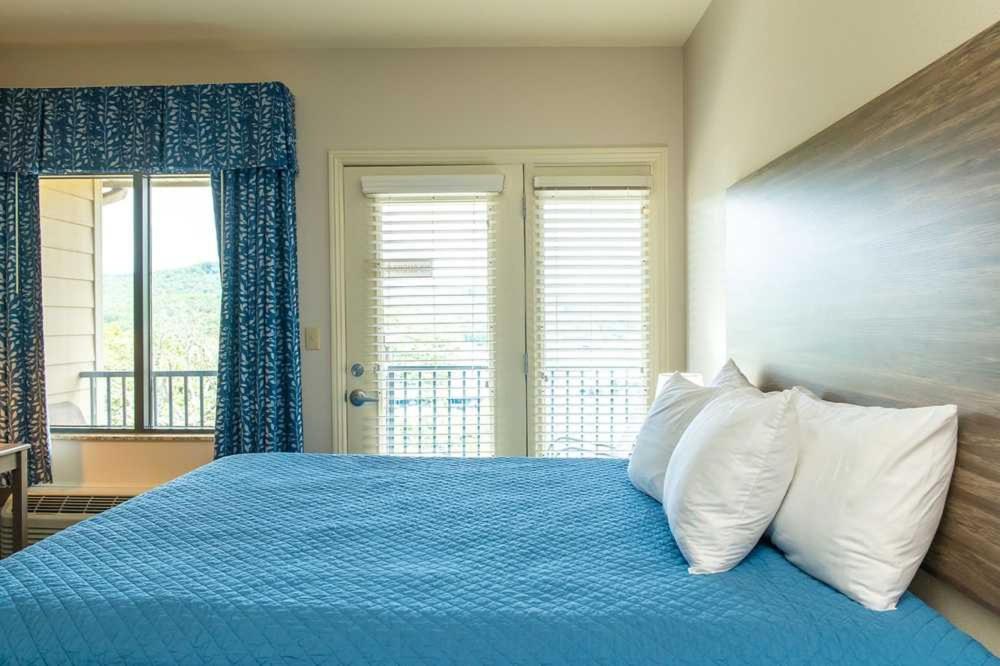 King Room with Lake View interior